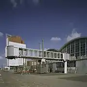 Passerelle et bâtiments du terminal.