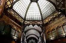 Coupole en verre à l'intérieur de la galerie marchande