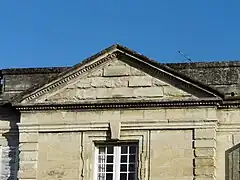 Le fronton de la façade sud.