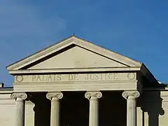 Le fronton et les chapiteaux du portique