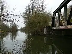 La Somme et le pont de l'ancienne ligne de Saint-Just-en-Chaussée à Douai.