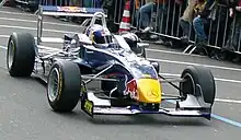 Formule 3 de Sebastian Vettel avec une livrée de couleurs Red Bull