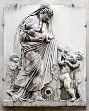 Nos&nbsp;46-48 : La Charité, de Fortin (ISMH), reste d'une ancienne fontaine détruite.