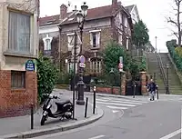 Le haut de la place avec l'escalier permettant l'accès à la Campagne à Paris.
