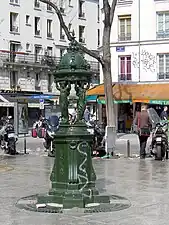 Face au no&nbsp;4 ou 6 : fontaine Wallace.
