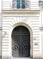 No 18 : ancien hôtel particulier Desmarets (inscrit aux MH), siège de Kenzo.