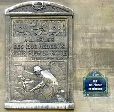 Plaque en hommage aux 1&nbsp;800&nbsp;médecins morts pendant la Première Guerre mondiale, située sur la façade du no&nbsp;15.