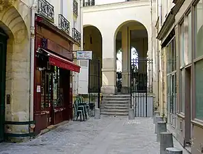 Escalier menant au porche.