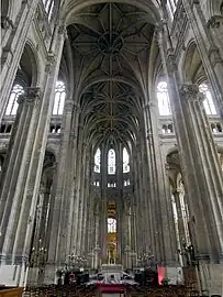 Le chœur vu de la nef.