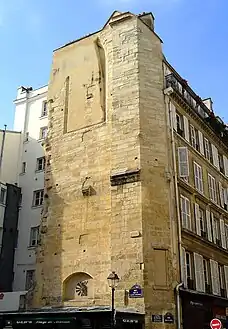 Immeuble du no 32, vestiges de l'église Saint-Paul-des-Champs.