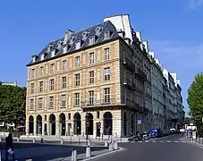 Nos&nbsp;19, 21 et 23. «&nbsp;Hôtel de Harlay » accueillant la Maison du barreau de Paris.