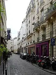 En direction de la rue du Faubourg-Saint-Antoine.