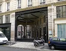 No 22, l'entrée de la cour des Fermes, côté rue du Bouloi.