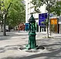 La fontaine Wallace à l'angle de l'avenue Lamoricière.