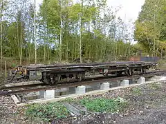 Wagon plat ex GFM (Gruyère–Fribourg–Morat) no&nbsp;916 sur la fosse neuve construite durant l'été 2014