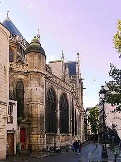 Avec la rue du Cloître-Saint-Merri.