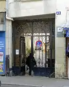 No 42, entrée du passage des Deux-Sœurs.
