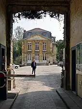 Au no&nbsp;57 l'entrée du Muséum et du Jardin des plantes, avec vue sur l'hôtel de Magny.