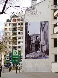 Au no&nbsp;223, une fresque murale représentant Georges Brassens, qui habita non loin, impasse Florimont.
