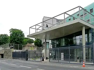 Entrée secondaire de l'hôpital Sainte-Anne au no&nbsp;106.