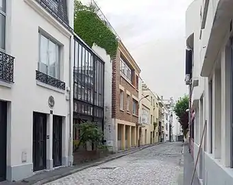 Vue en perspective vers la droite d'une ruelle vide, rectiligne