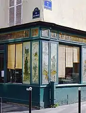 No&nbsp;12, murs d'une boutique faisant angle avec la rue Saint-Bernard et inscrite aux monuments historiques.