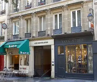 No 55, entrée de la cité Montmartre.