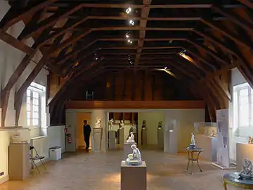 La salle d'exposition sous le grand comble.