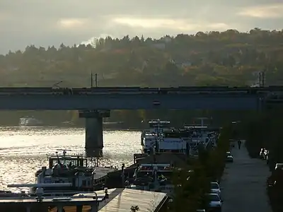 Péniches amarrées près du viaduc sur lequel passe une rame du RER.