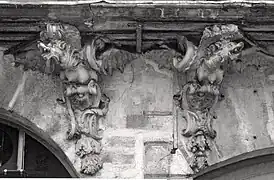 Chimères de la façade du no 133, rue Saint-Antoine à Paris