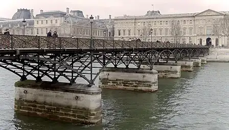 Le pont des Arts et le Louvre.