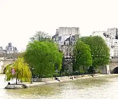 Square vu depuis le quai de Conti