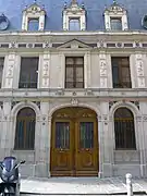 Façade du no 14 (médaillon de Philibert Delorme dans le fronton du 1er étage).