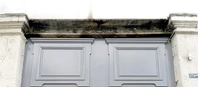 La porte de l'ancienne maison du portier de l'abbaye Saint-Antoine au no&nbsp;170 bis.