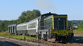 La locomotive tracte les voitures voyageurs pour les mettre à quai en gare d'Arques