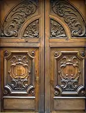 No&nbsp;9 : vantaux de porte cochère.