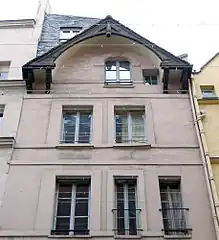 Détail du no&nbsp;31 (inscrit aux monuments historiques). Le pignon de bois date de 1480 environ.