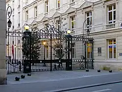 Entrée fermée de cette voie privée.