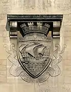 Blason de la ville de Paris sur un des murs.