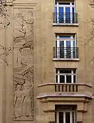No&nbsp;1, bas-relief de la façade.