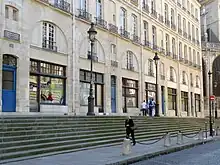 Les escaliers corrigeant la différence de niveau ; en arrière-plan l'église Saint-Gervais-Saint-Protais.