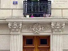 No&nbsp;11 : moulures et pilastres de l'entrée.