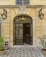 Porte sur la façade ouest.