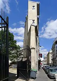No&nbsp;16 : vestiges adossés au mur côté cour de l'immeuble.