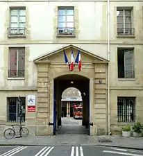 Entrée, rue de Sévigné.
