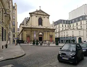 Côté nord de la place avec la basilique Notre-Dame-des-Victoires