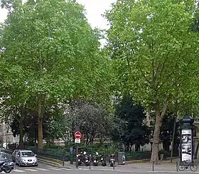 Square Joël-Le Tac vu depuis la rue Caulaincourt.