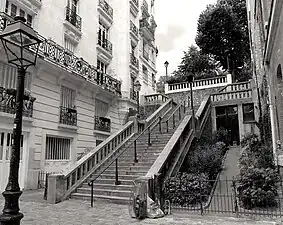 Côté sud : accès à la place Dalida.