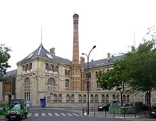 No 83 : bâtiments du lycée Voltaire avec une grande cheminée.