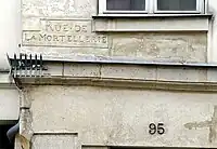 No&nbsp;95, ancienne inscription : « rue de la Mortellerie ».